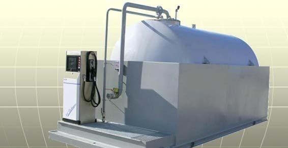 Grande cuve industrielle en acier inoxydable avec panneau de commande, tuyauterie et échelle sur une plateforme.