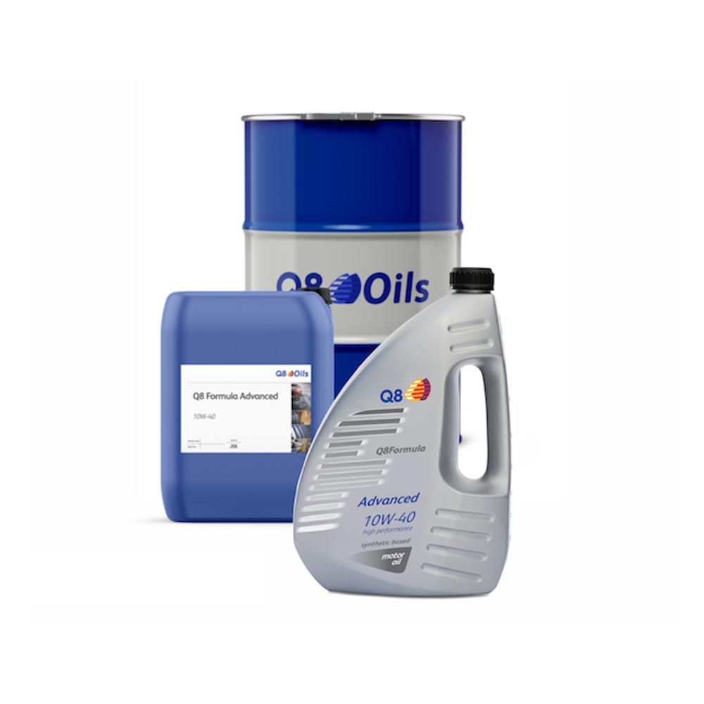 Assortiment de contenants d'huiles Q8 : fût bleu, boîte bleue et bouteille d'huile moteur grise sur fond blanc