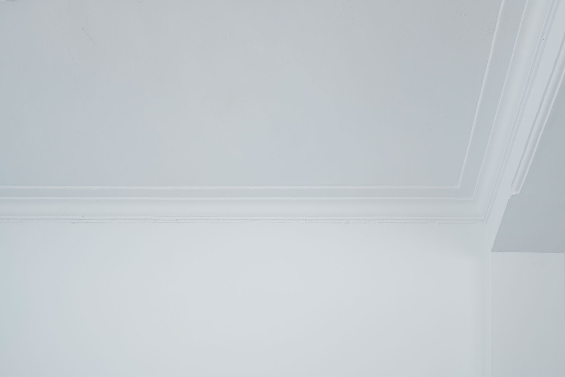 Professionelles Streichen von Wänden und Decken im Rahmen einer Renovation in Bern.