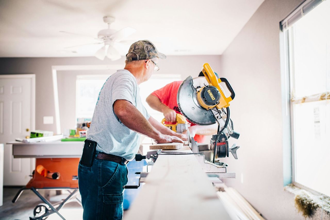 Rückbauarbeiten bei einer Renovation in Bern – Bodenbelag wird für einen Umbau entfernt.