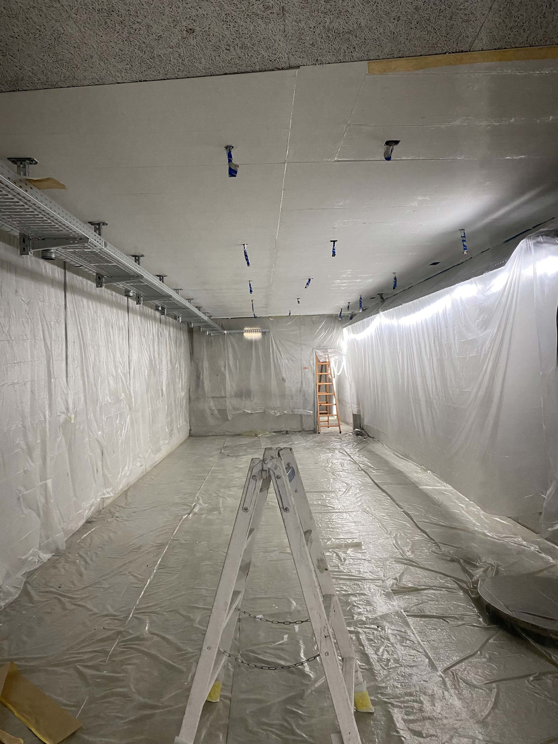 Ein großer Raum mit einem Stativ in der Mitte.