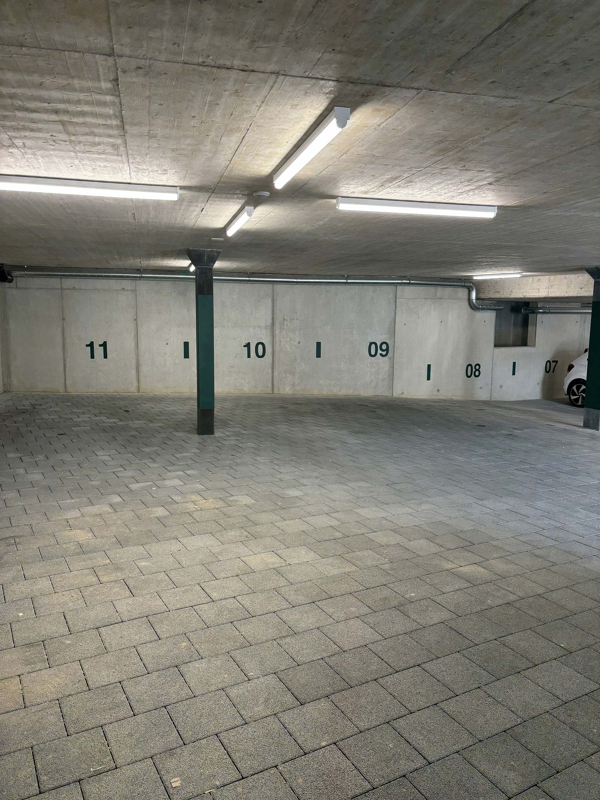 Ein leeres Parkhaus mit den Zahlen 11 und 13 an den Wänden