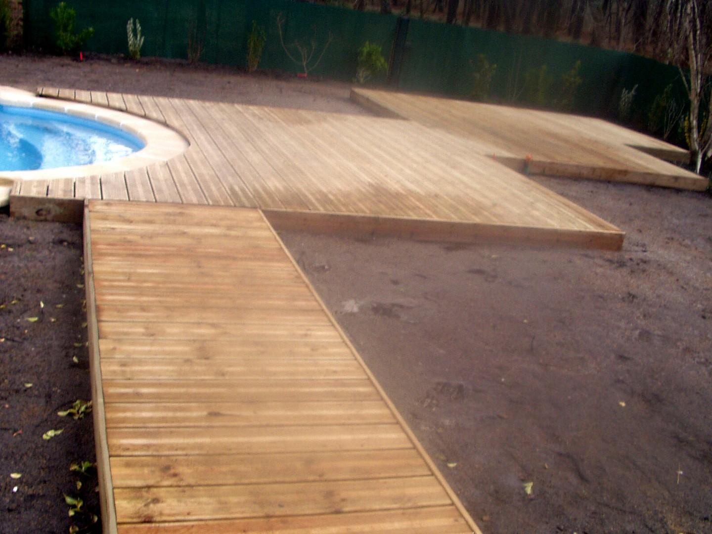 Contour de piscine en bois