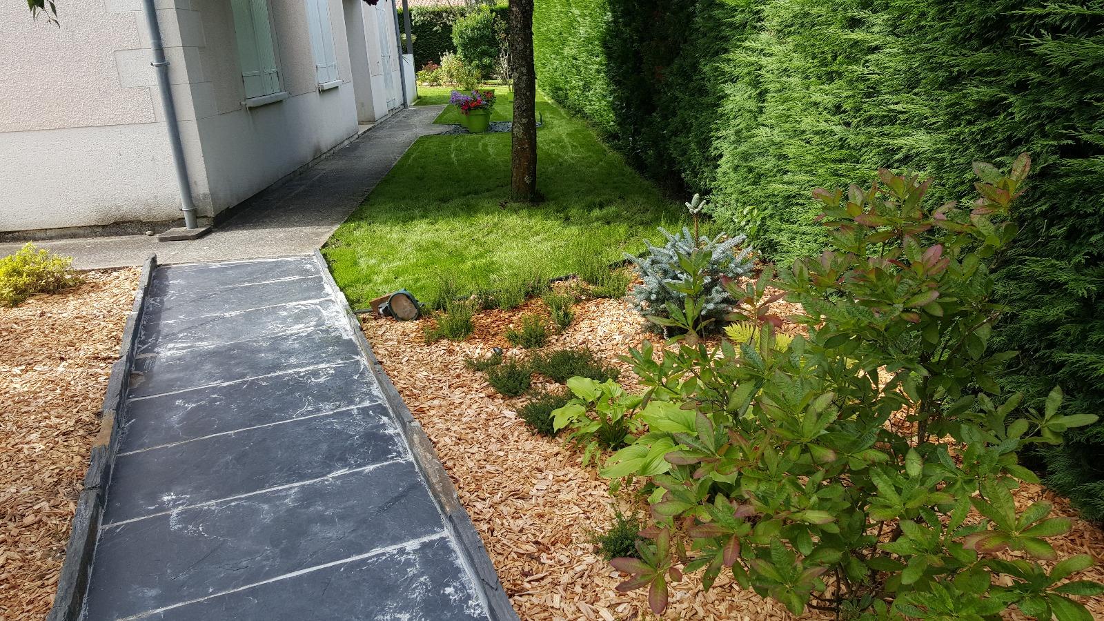 Allée en dalles ardoises à Blanquefort