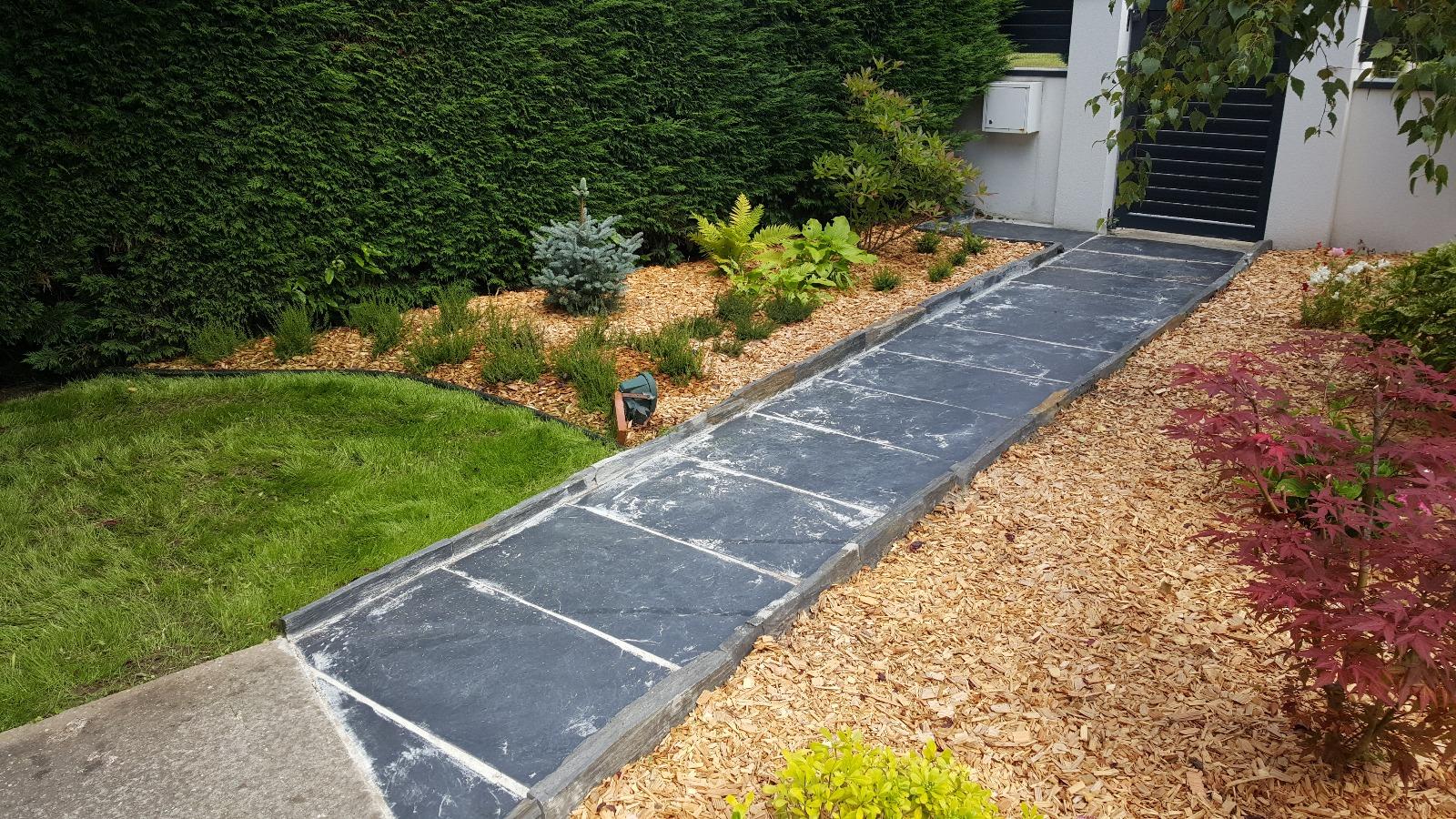 Allée en dalles d'ardoises