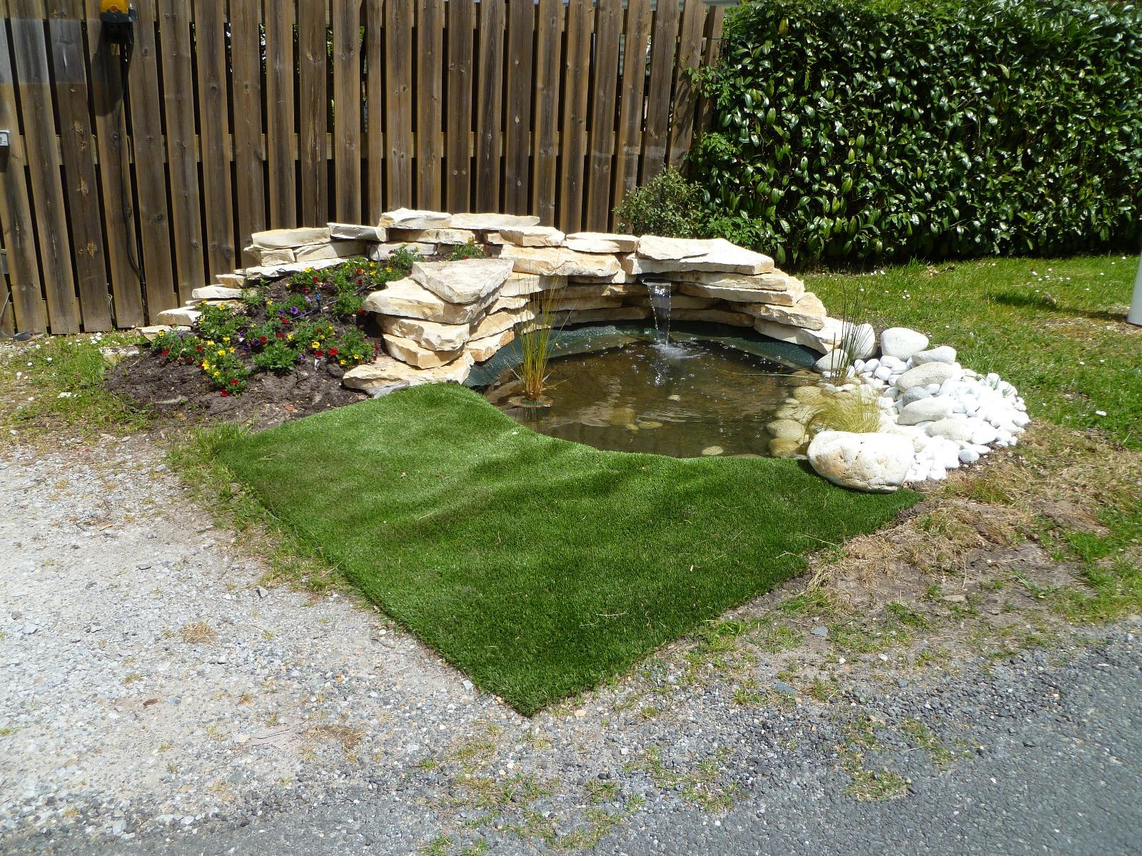 Décor de bassin et pierres sèches