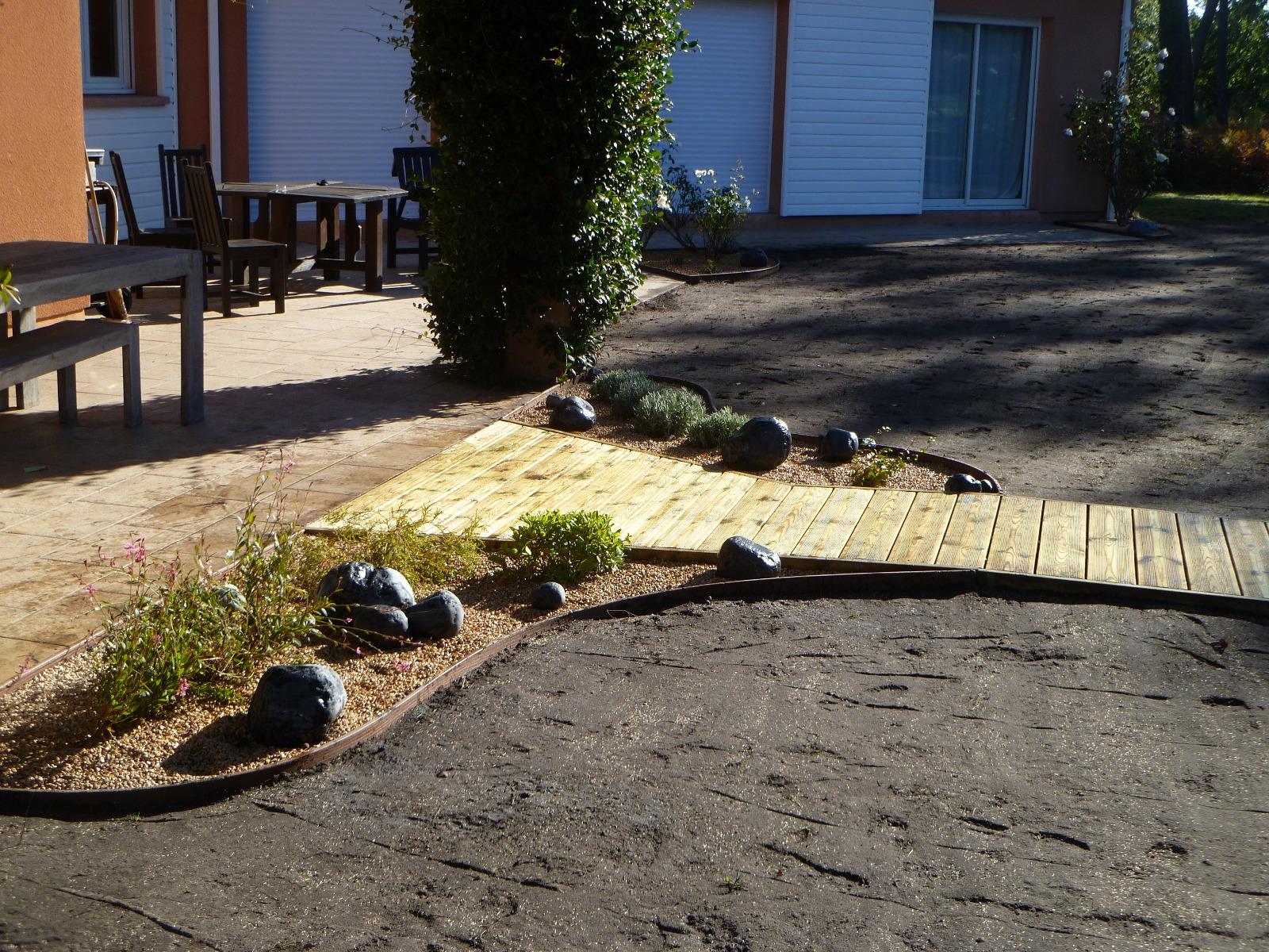 Décor minéral et galets noirs