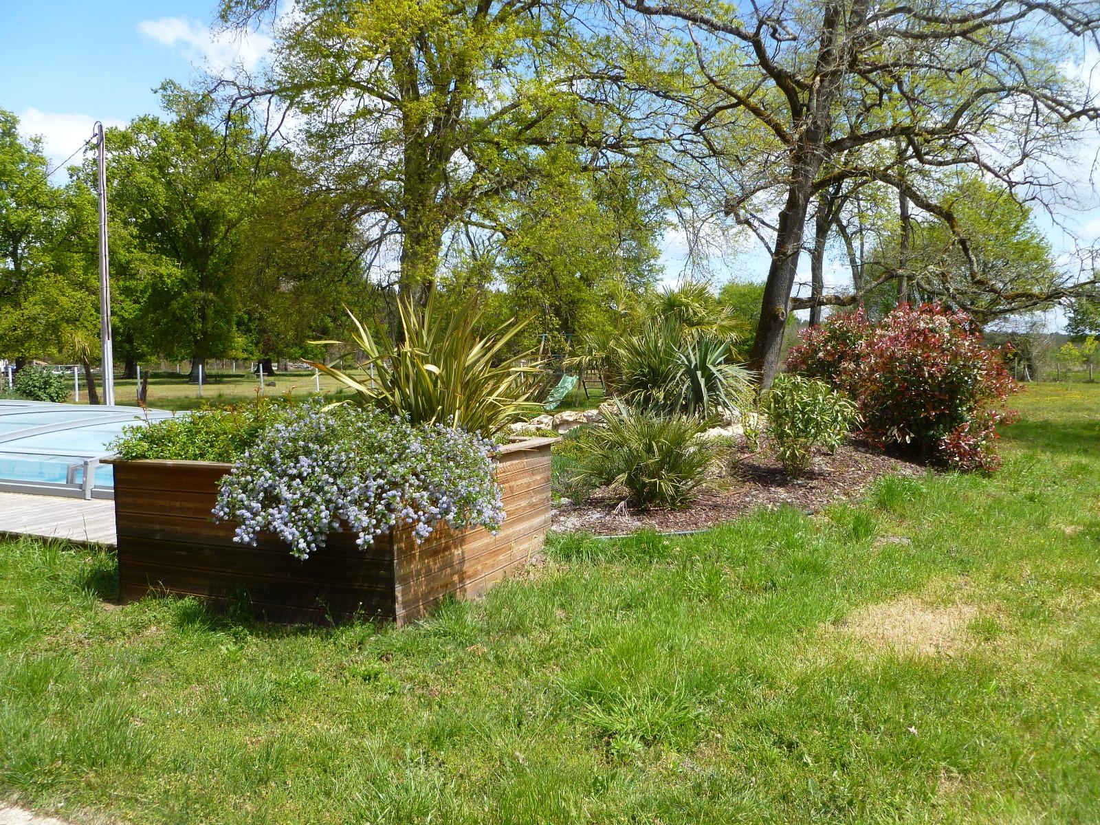 Jardinières autour d'une piscine à Callen