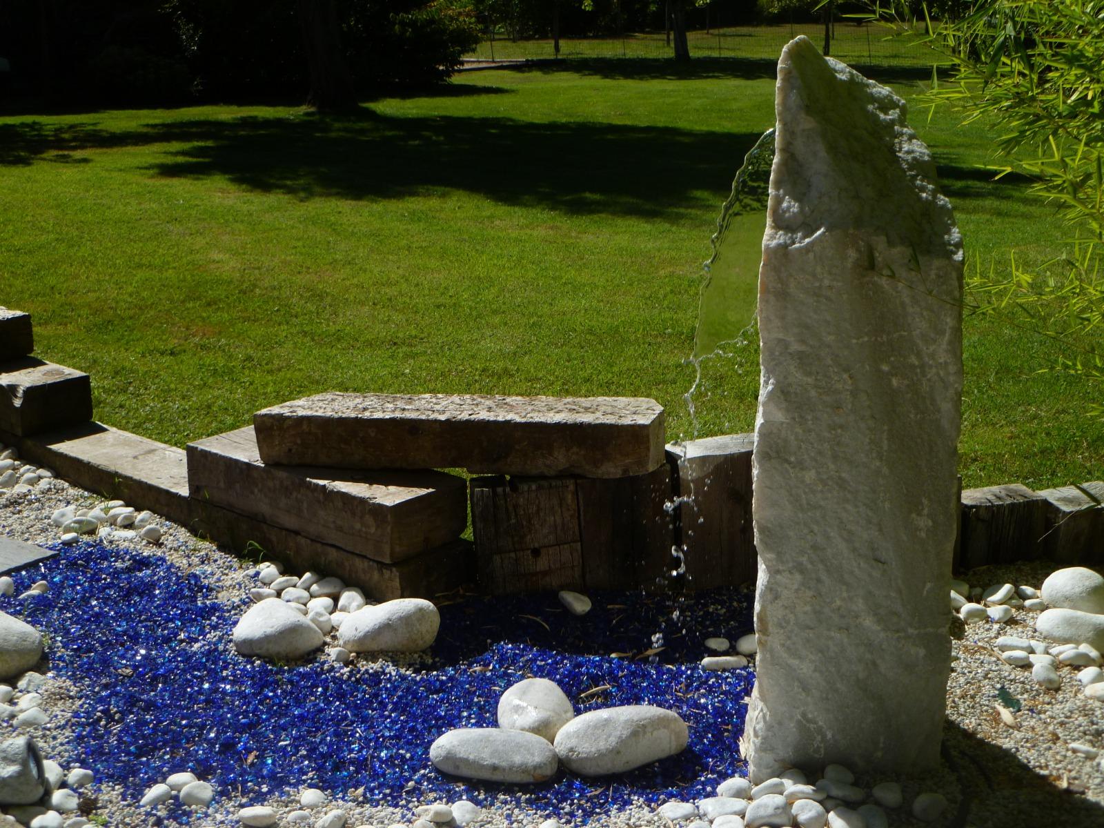 Monolithe et cascade d'eau