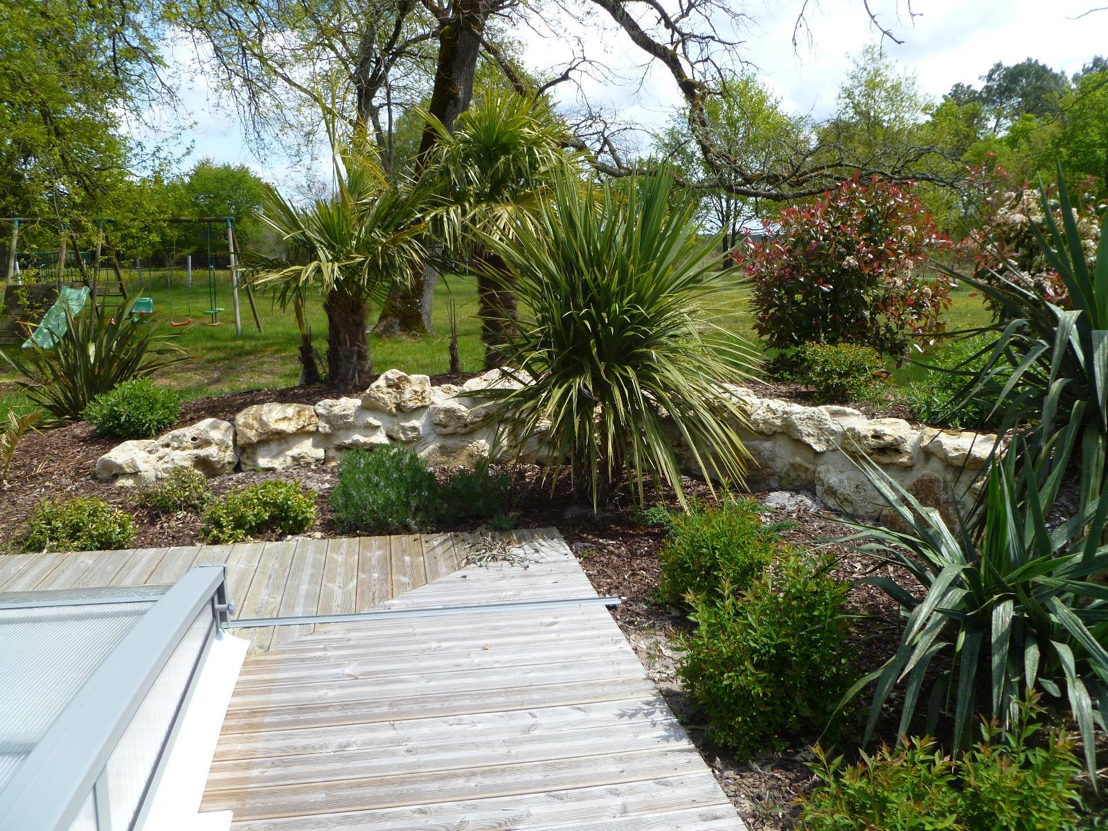 Muret et massif autour d'une piscine
