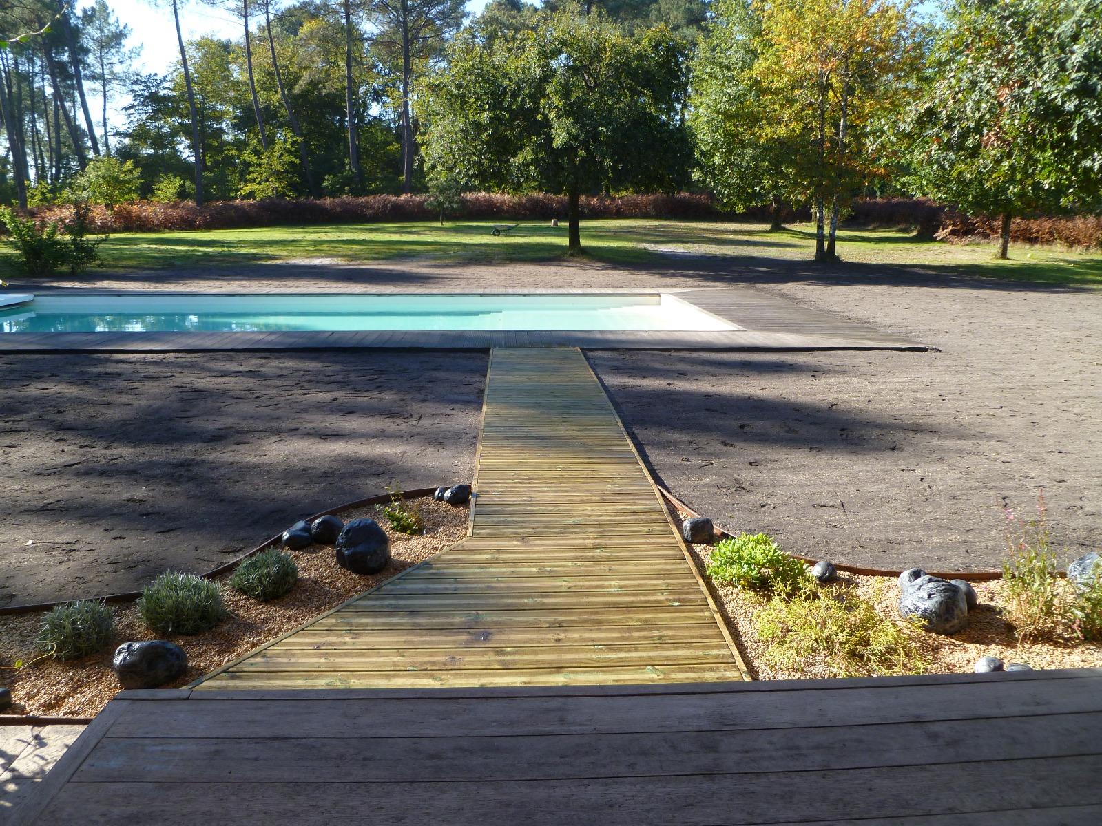 Réfection de pelouse autour d'une piscine