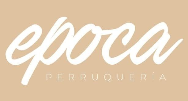 Logotipo blanco sobre fondo negro con la palabra "epoca" en fuente cursiva sobre la palabra "PERRUQUER&Iacute;A".