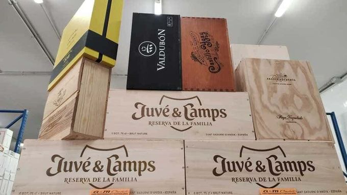 Una pila de cajas de madera con