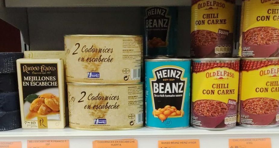 Un estante lleno de muchos desodorantes en una tienda.