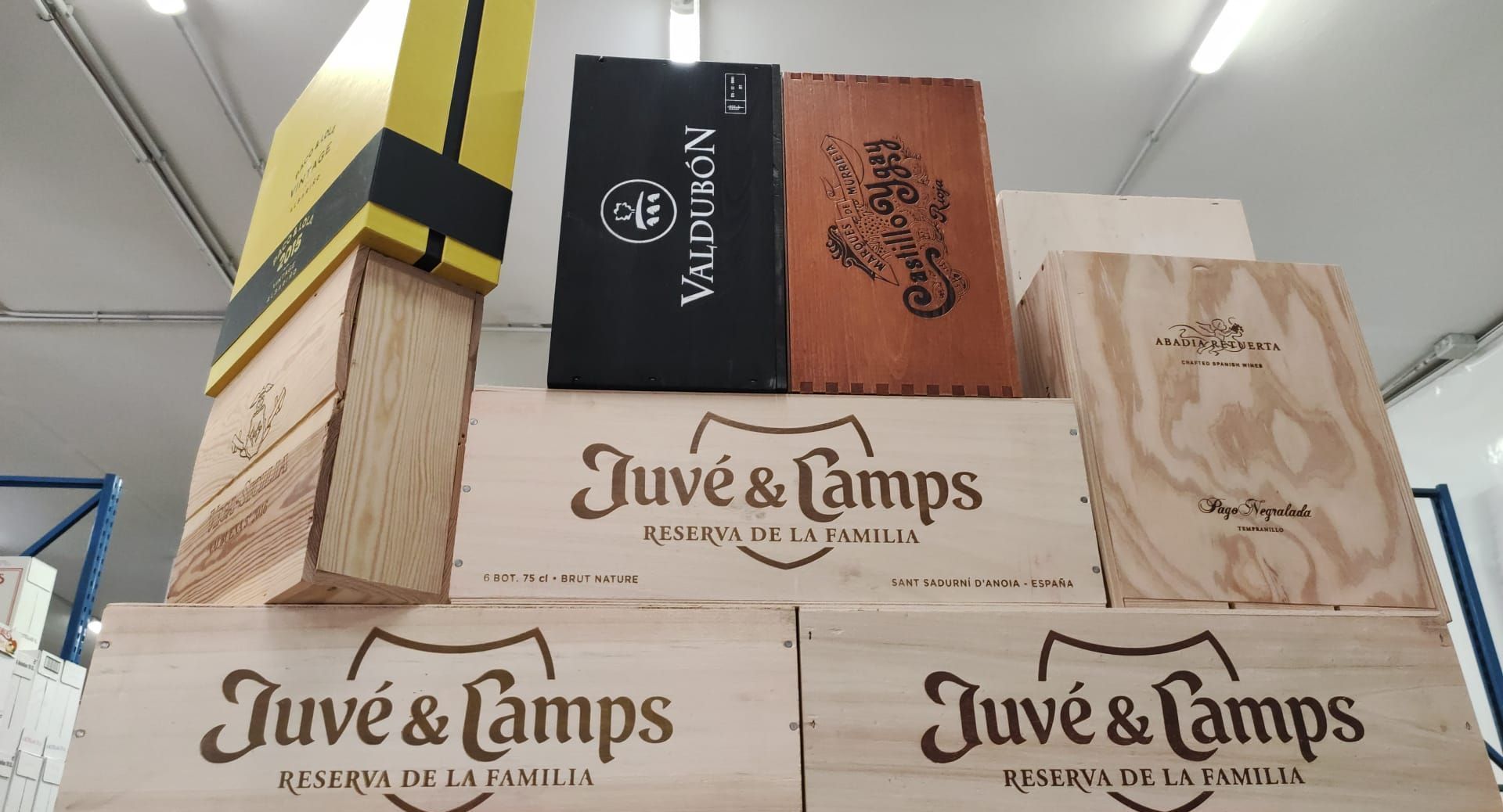 Una pila de cajas de madera con las palabras juve & camps en ellas