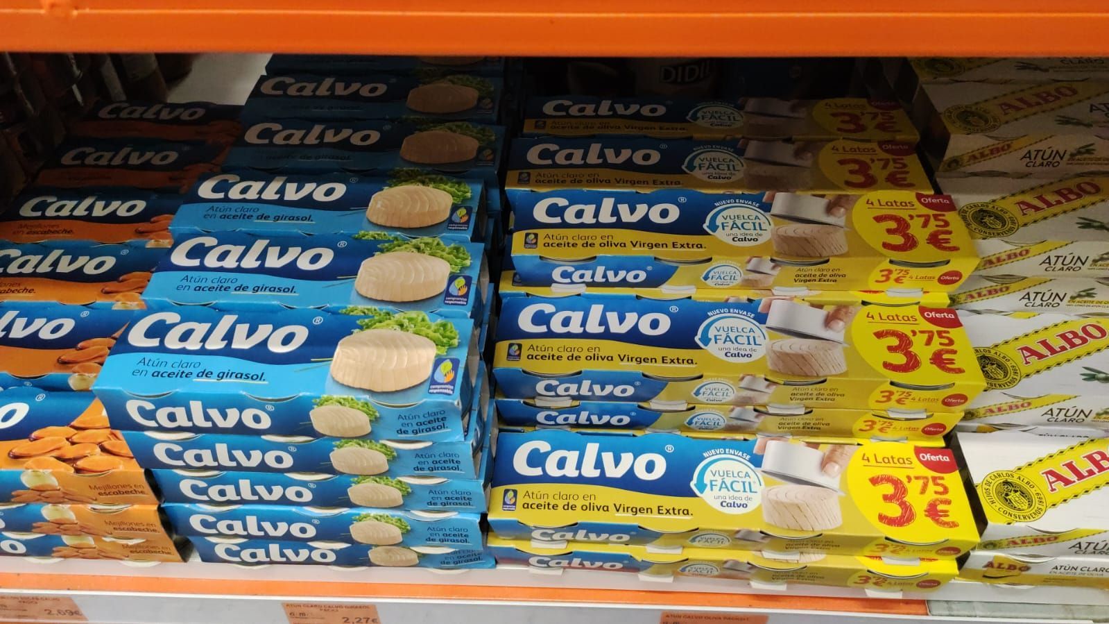 Un estante lleno de cajas de galletas calvo.