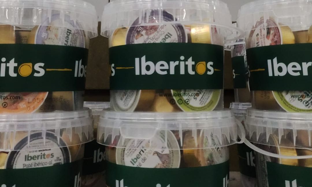 Una fila de recipientes de plástico con la palabra iberitos escrita en ellos.