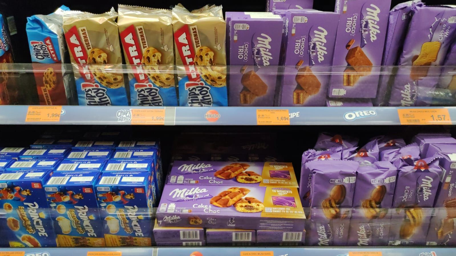 Un estante lleno de galletas Milka y Oreos