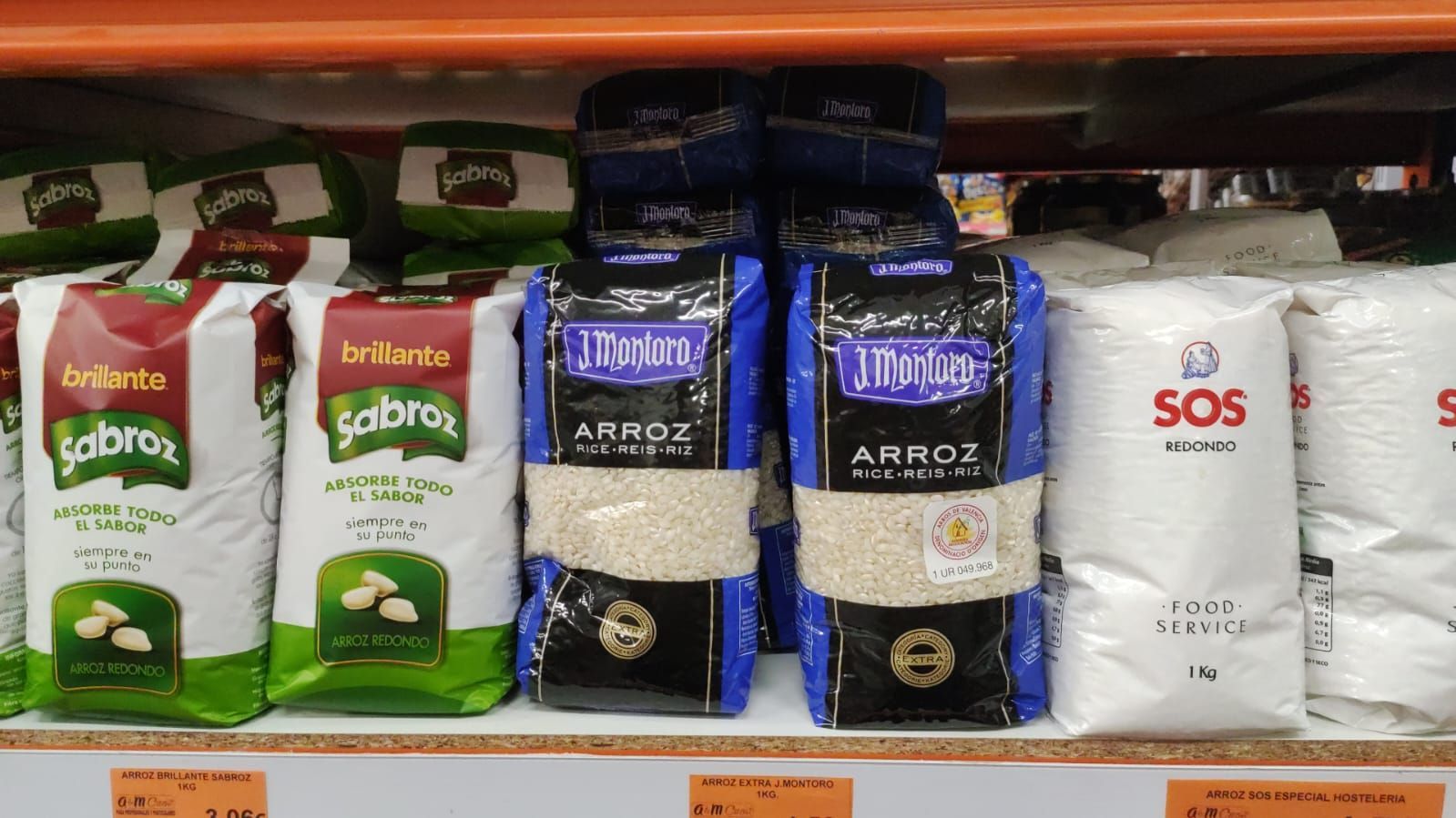 Un estante en una tienda lleno de bolsas de arroz.