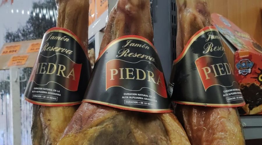 Tres piezas de jamón con etiquetas que dicen piedra edra y piedra