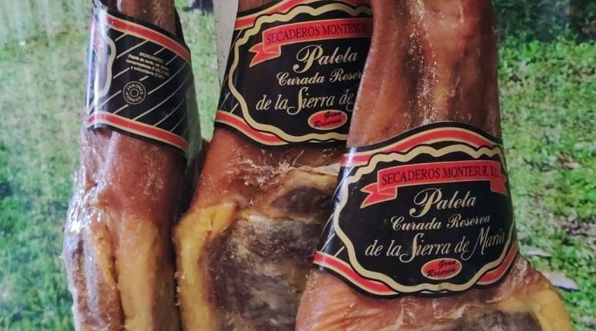 Tres piezas de carne con etiquetas que dicen paleta.