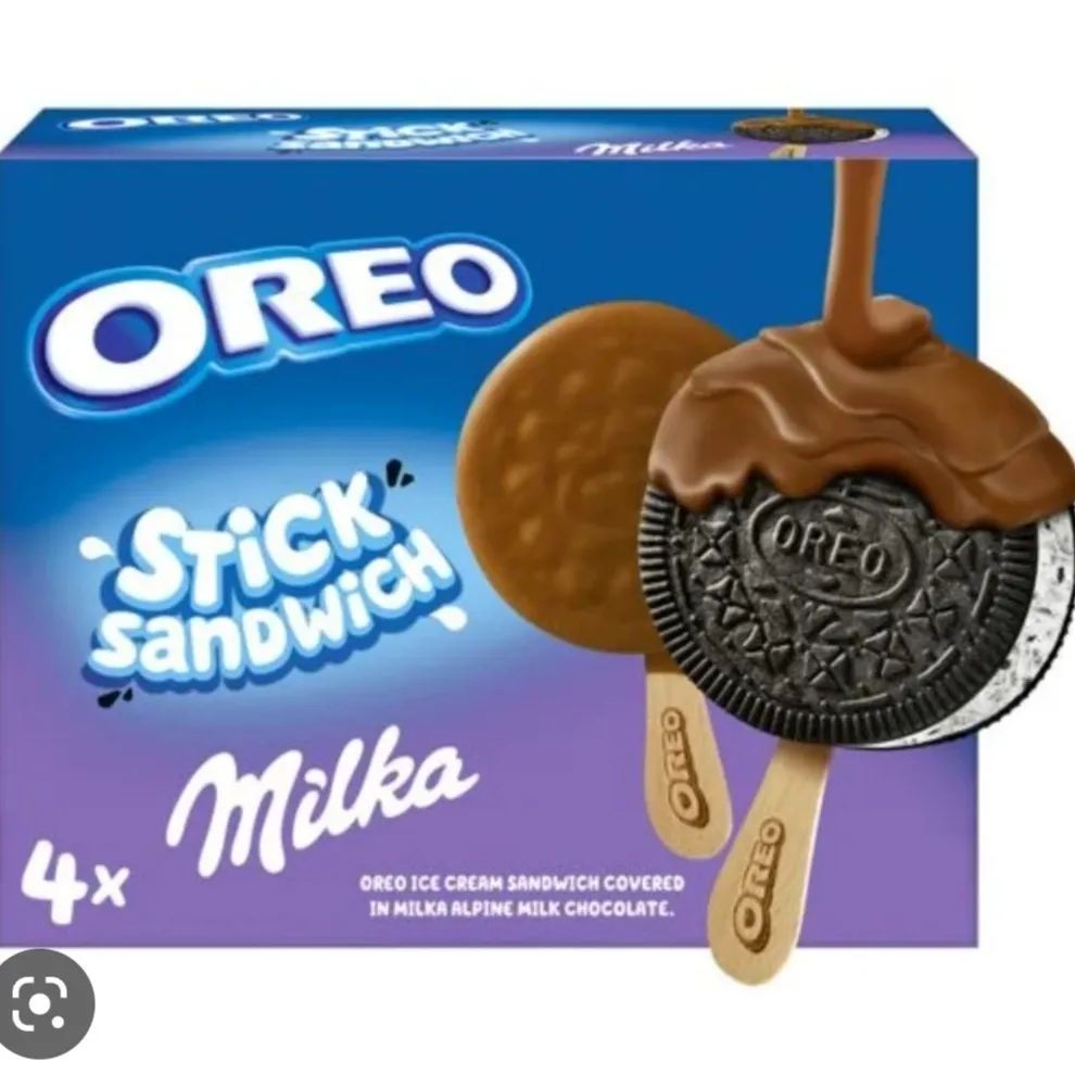 Una caja de sándwiches de palitos de oreo Milka
