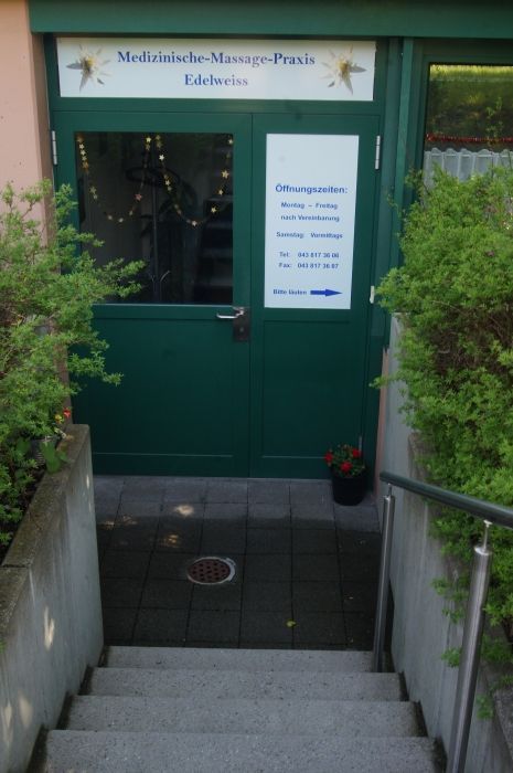 Treppe, die zu einer grünen Tür mit einem Schild darauf führt