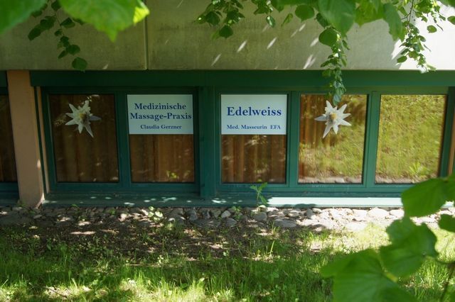 Ein Gebäude mit einem Schild mit der Aufschrift Edelweiß