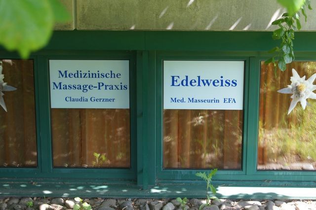 Ein Fenster mit einem Schild mit der Aufschrift Edelweiß darauf