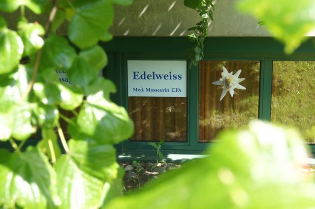 Ein Fenster mit einem Schild mit der Aufschrift Edelweiß darauf