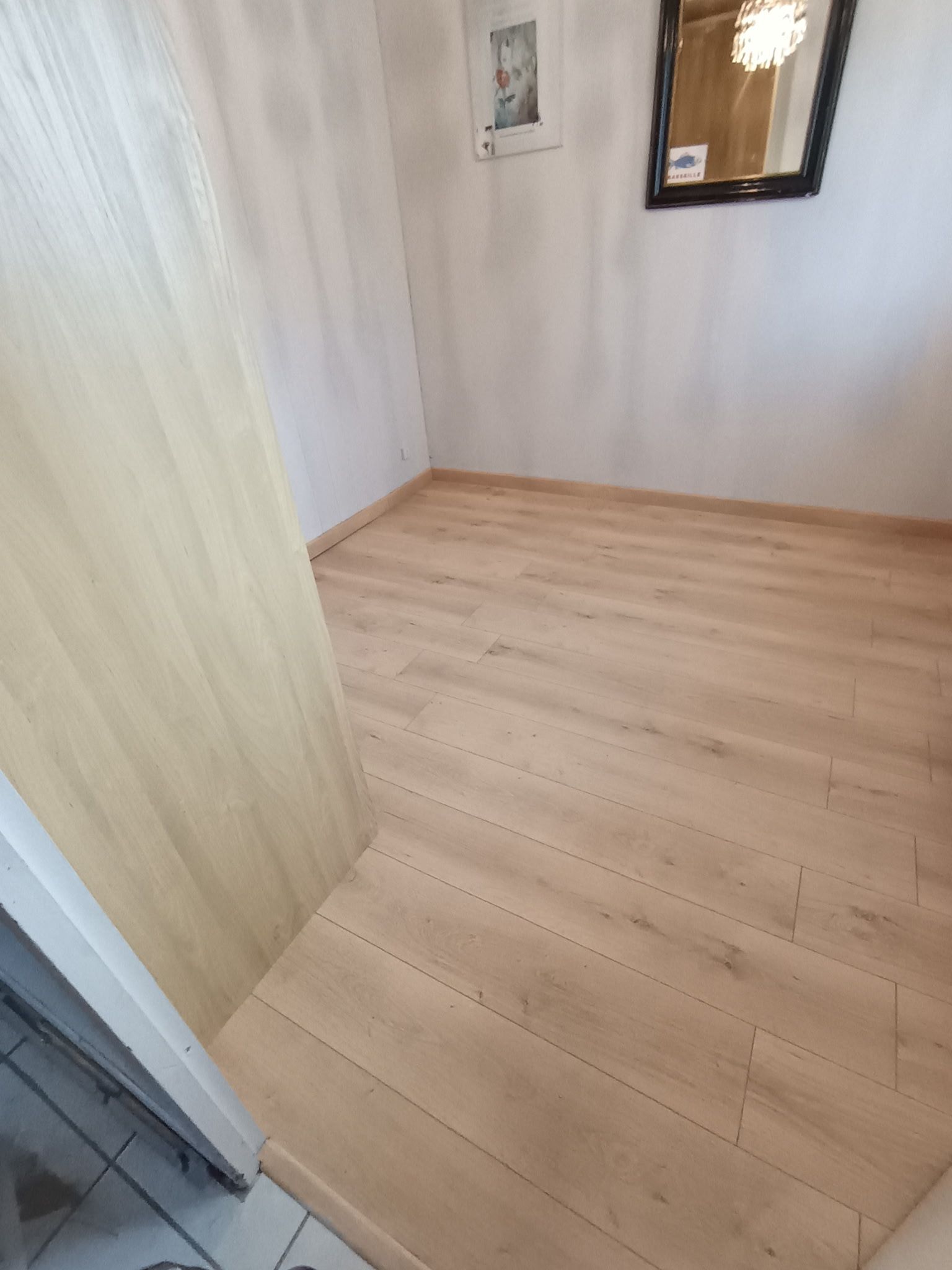 Parquet et lambris dans une chambre