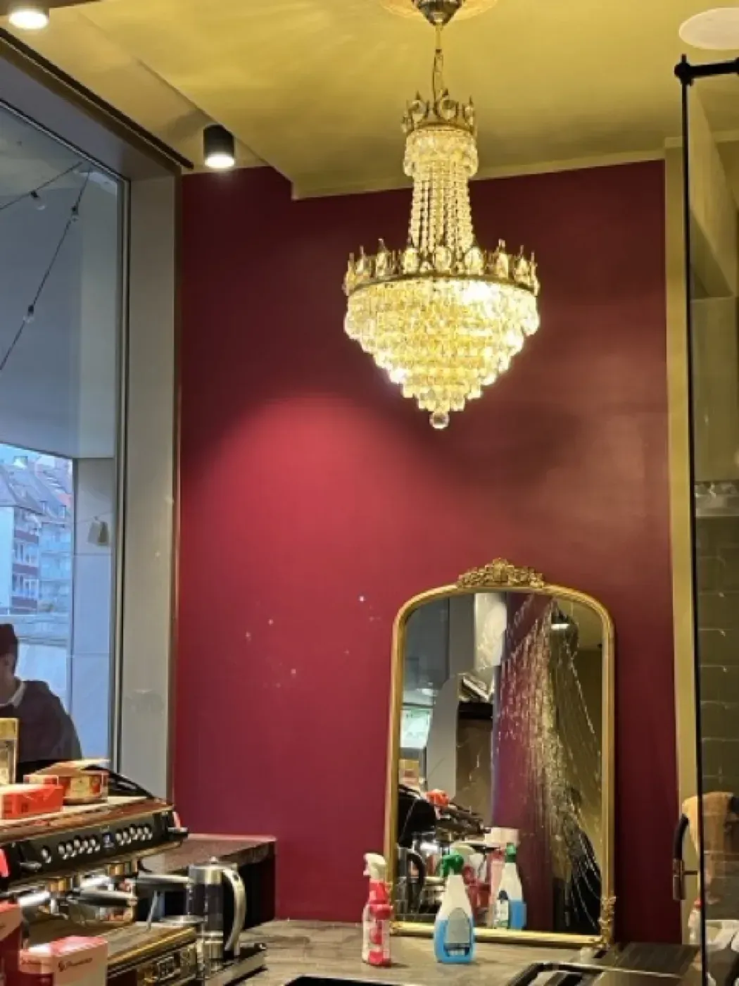 Elegant gedeckter Tisch bei Kerzenschein mit goldgeränderten Tellern, gefalteten Servietten, Weingläsern