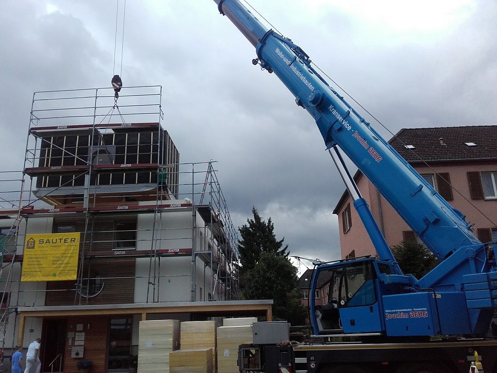 blauer Kran auf Baustelle