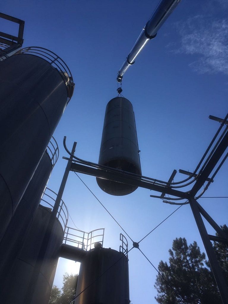 Betonröhre hängt am Kran