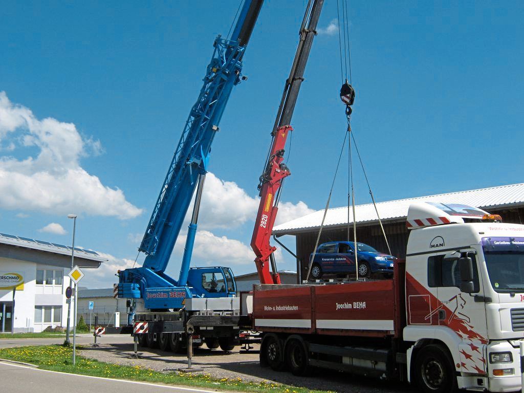 Kranwagen mit Auto
