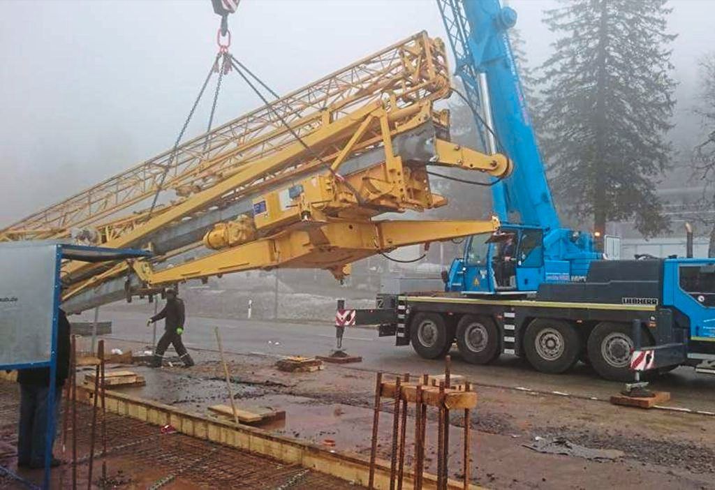 Kranwagen mit gelben Kran Teil