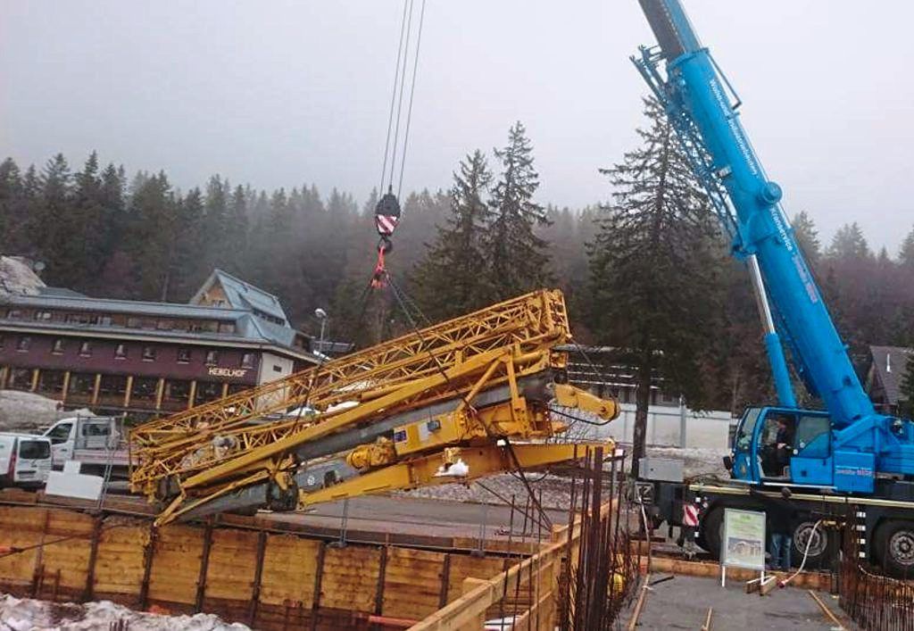 Kranwagen mit gelben Kranteil