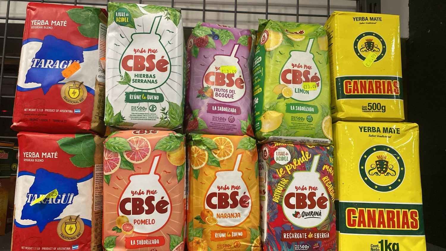 Bolsitas de té de yerba mate CBSé y Canarias en varios sabores, apiladas en un estante.