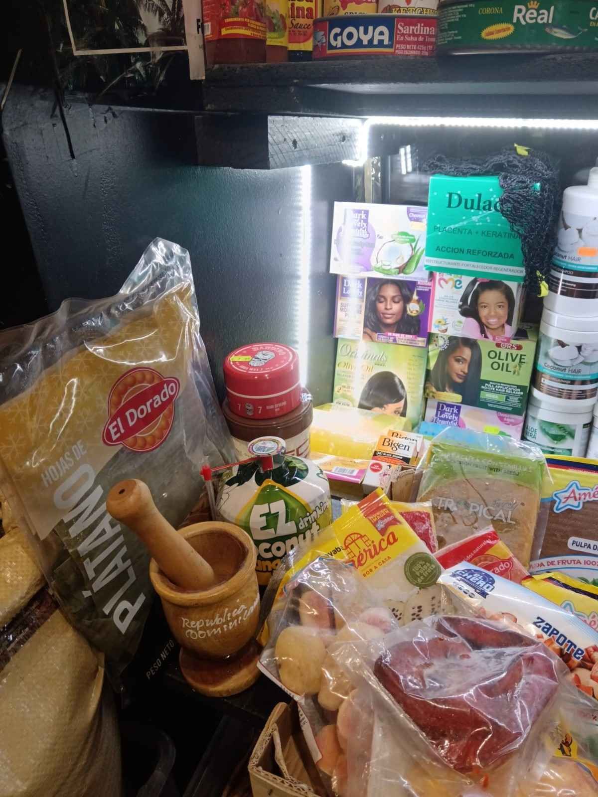 Estantería de un supermercado con alimentos envasados ​​y condimentos, en primer plano un mortero y una mano de mortero.