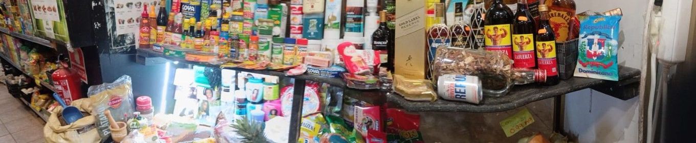 Estantes llenos de bocadillos coloridos, bebidas y recuerdos en una tienda.