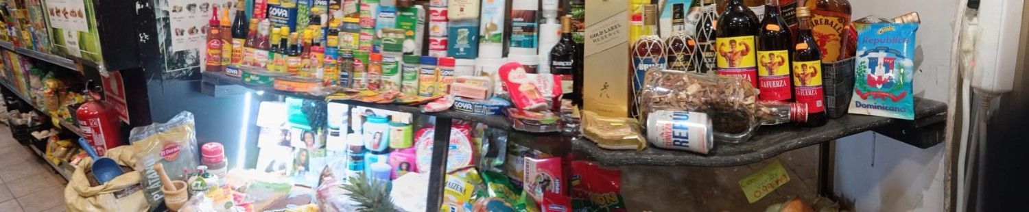 Estantes llenos de bocadillos coloridos, bebidas y recuerdos en una tienda.