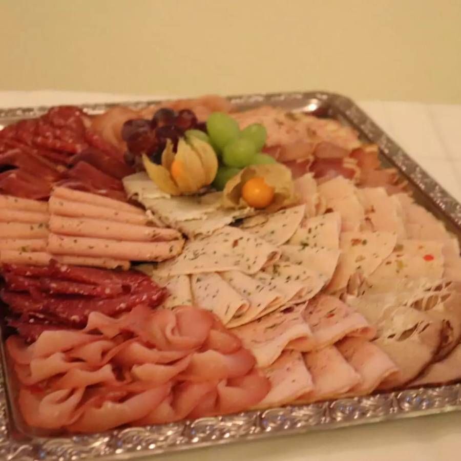 Platte mit Fleischprodukten