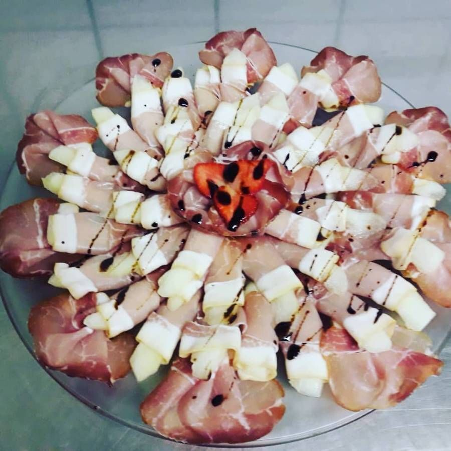 Platte mit Fleischprodukten