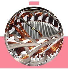 Los devanados de alambre de cobre y el núcleo metálico ranurado del estator de un motor eléctrico industrial.