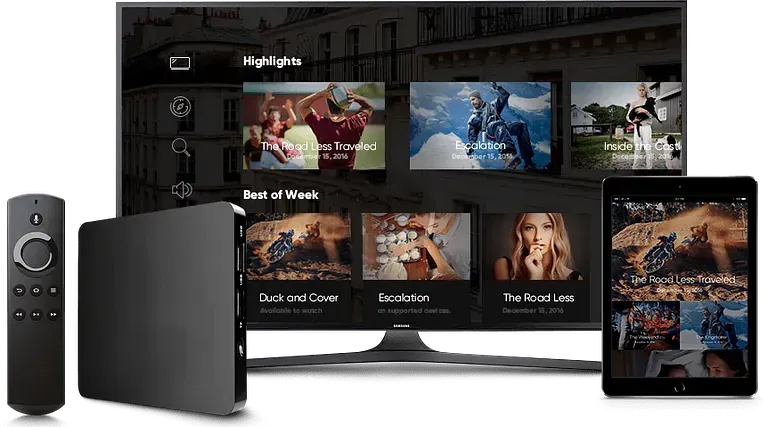Un televisor, una tableta y un control remoto están uno al lado del otro.