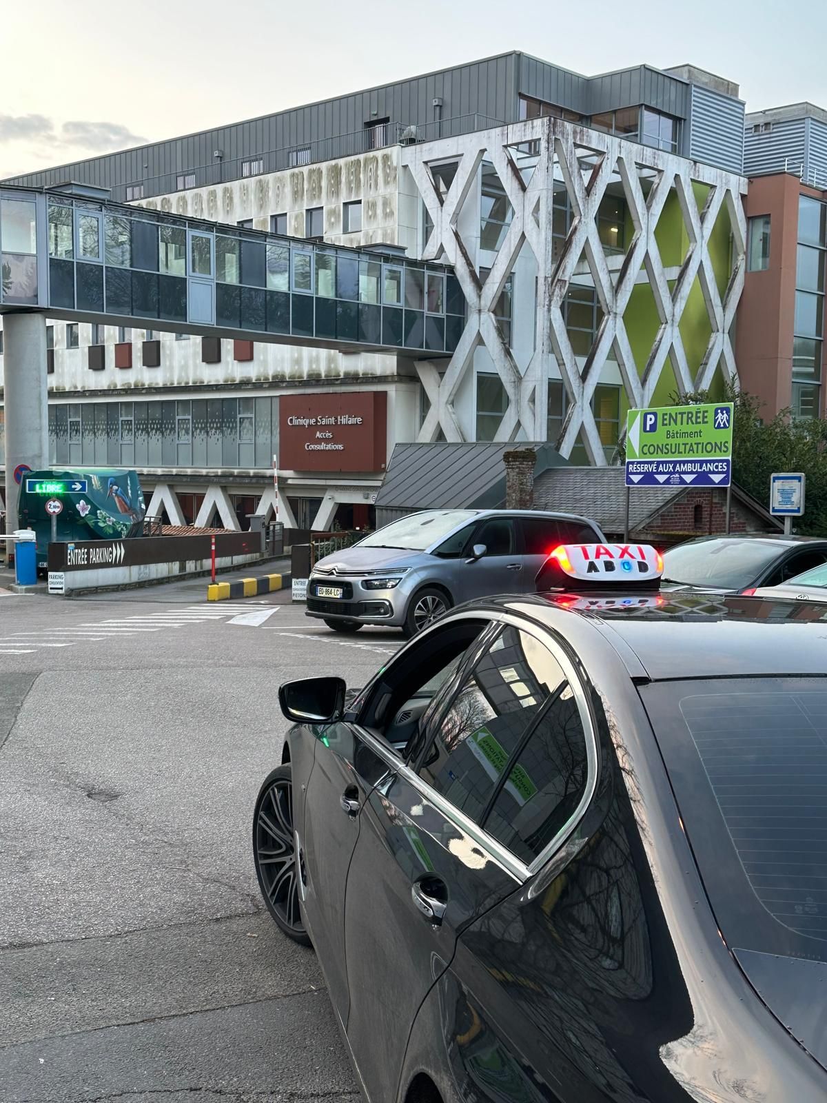 Stationnement devant une clinique