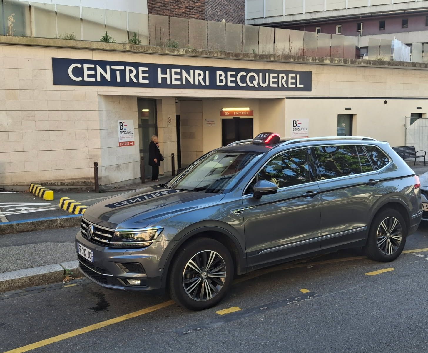 Stationnement devant le centre Henri Becquerel