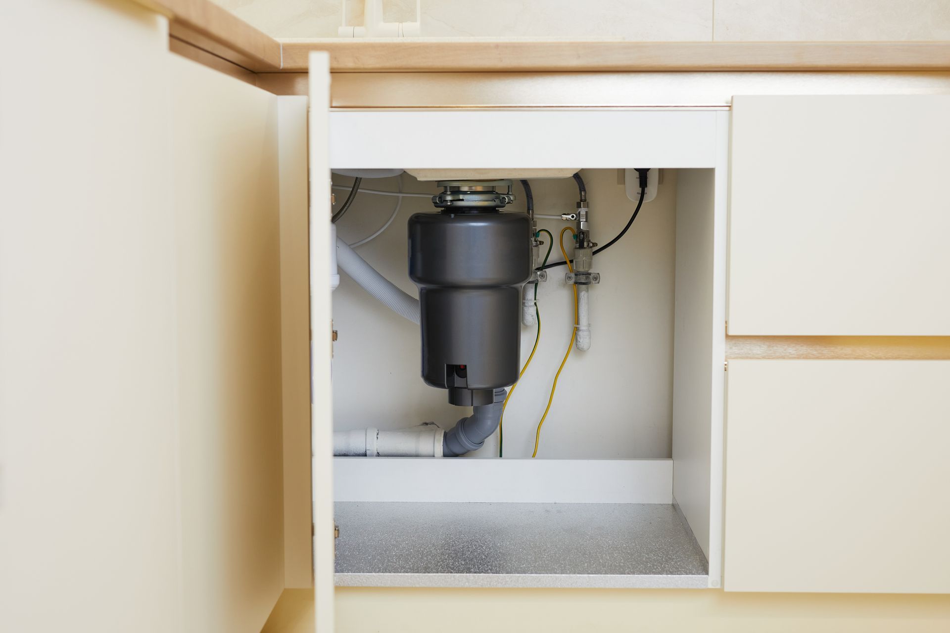 Réservoir sous un lavabo