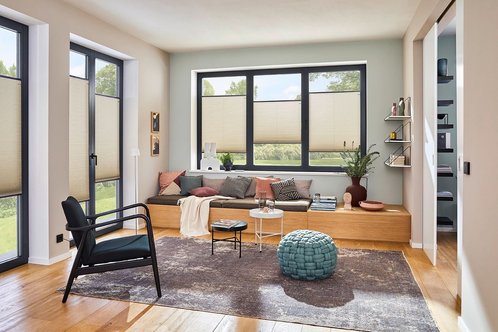 Modernes Badezimmer mit freistehender Badewanne, Jalousien und grauem Boden.