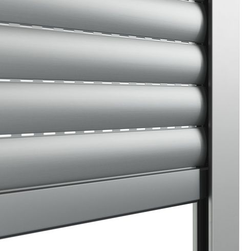 mehr Info über den Rollladen Grauer Rollladen, teilweise heruntergelassen.